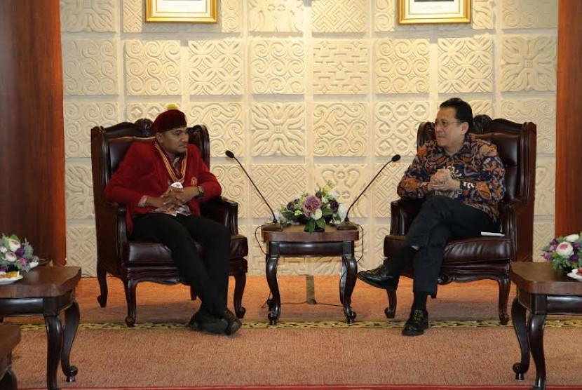 Ketua Presidium PP PMKRI, Angelius Wake Kako dalam audiensi dengan Ketua DPD RI, Irman Gusman di Ruang Delegasi, Komplek Parlemen Senayan, Kamis (28/4).