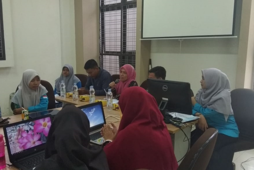  Ketua Prodi Ilmu Perpustakaan Fakultas Adab dan Humaniora UIN Ar-Raniry, Nurhayati Ali Hasan MLIS memberikan arahan sekaligus membuka acara pelatihan secara resmi, Sabtu (28/9).