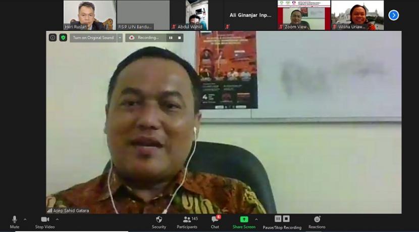 Ketua Prodi Ilmu Politik FISIP UIN Bandung Dr Asep Sahid Gatara tengah menyampaikan pengantar Webinar Internasional bertajuk 