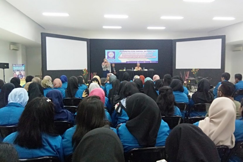 Ketua Prodi Manajemen Pajak UBSI Kalimalang, Eka Dyah Setyaningsih membuka seminar.