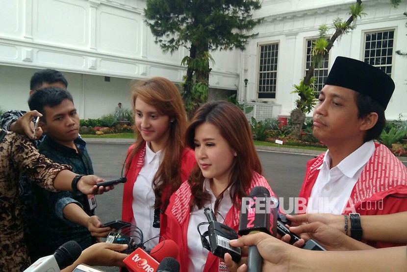 Ketua PSI Grace Natalie dan dua orang perwakilan PSI usai bersilaturahim dengan Presiden Jokowi di Istana Negara, Kamis (1/3).