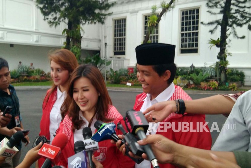 Ketua PSI Grace Natalie dan dua orang perwakilan PSI usai bersilaturahmi dengan Presiden Jokowi di Istana Negara, Kamis (1/3).