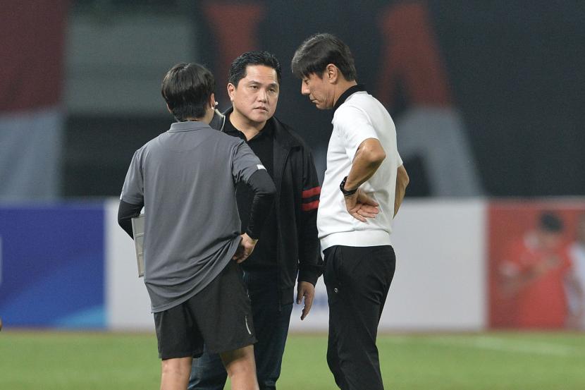 Ketua Umum PSSI Erick Thohir berbincang dengan pelatih timnas Indonesia Shin Tae Yong. 