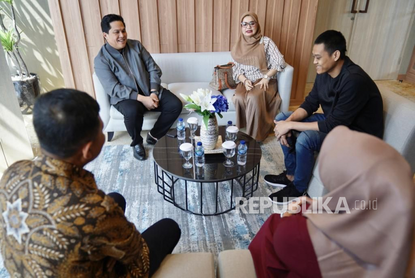 Ketua Umum PSSI Erick Thohir bertemu dengan mantan penjaga gawang timnas Indonesia Kurnia Mega di Jakarta, Rabu (5/7/2023). 