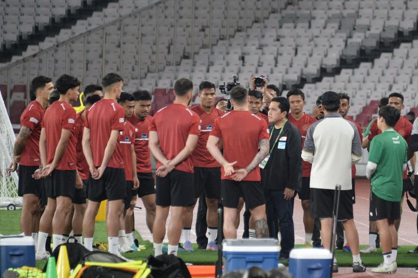Ketua Umum PSSI Erick Thohir memberikan arahan kepada para pemain timnas Indonesia saat sesi latihan di Stadion Utama Gelora Bung Karno, Senayan, Jakarta, belum lama ini.