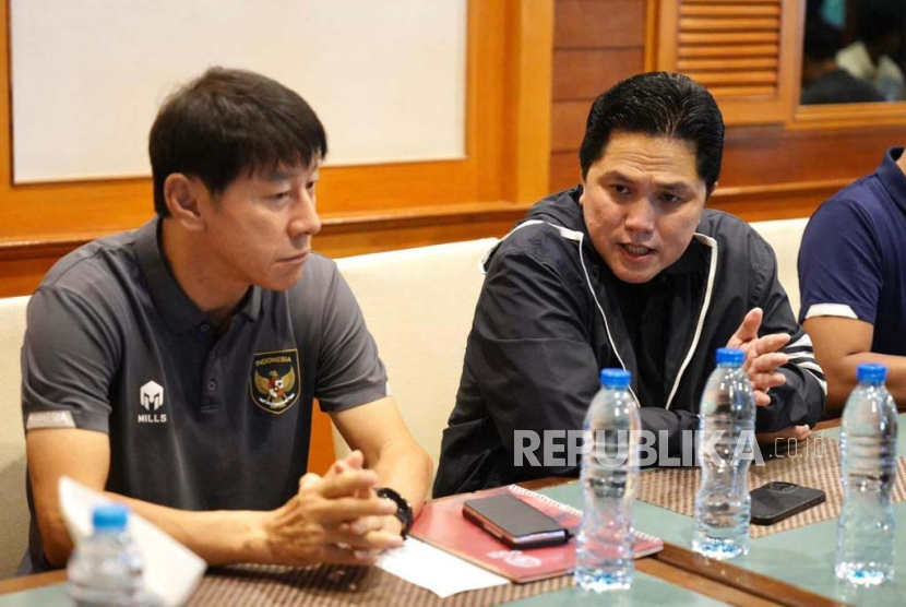 Ketua Umum (Ketum) PSSI Erick Thohir menemui official dan para pemain timnas U-23 serta pelatih timnas Indonesia Shin Tae-yong (kiri).