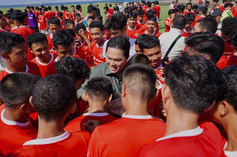Ketua PSSI Erick Thohir meninjau seleksi pemain Timnas U17 di Bali, Ahad (16/7/2023). Seleksi ini diselenggarakan selama dua hari dengan antusiasme yang besar dari 947 peserta yang berlangsung di Bali United Training Center.