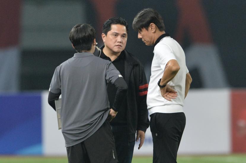Ketua PSSI Erick Thohir (tengah) berbincang dengan pelatih timnas Indonesia Shin Tae Yong 