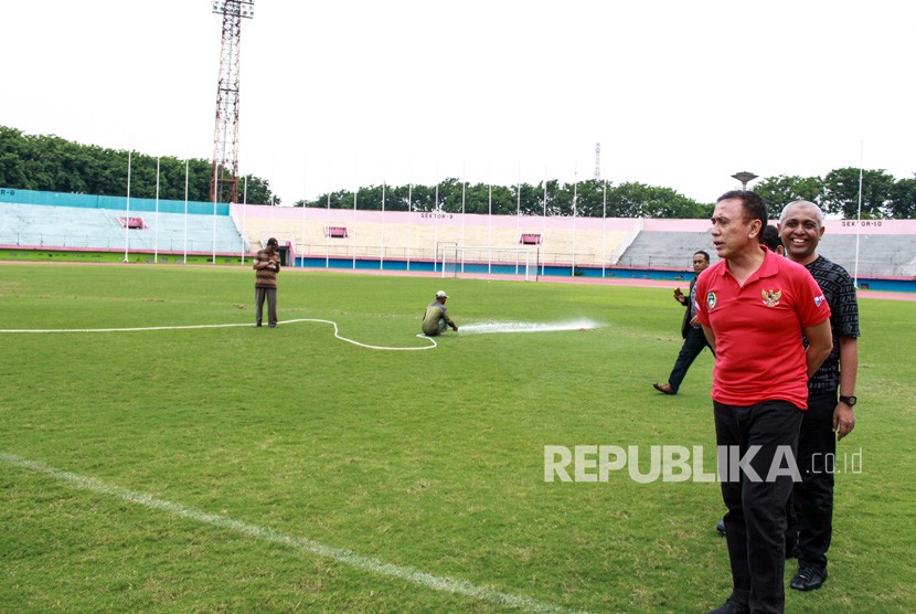 Ketua PSSI Mochamad Iriawan (kanan) meninjau lapangan pendukung Piala Dunia U-20 di Stadion Gelora Delta Sidoarjo, Jawa Timur, Ahad (9/2/2020).