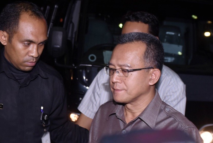 Ketua PTUN Medan Tripeni Arianto (tengah) digiring masuk ke dalam Gedung KPK, Jakarta, Jumat (10/7) dini hari.  