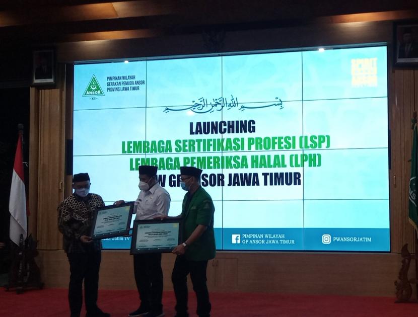 Ketua PW Ansor Jatim Syafiq Syauqi (kanan) saat peluncuran LSP dan LPH di Sidoarjo, Kamis (8/4)..