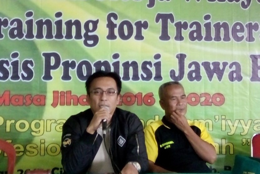 Ketua PW Persis Jawa Barat Iman Setiawan Latief memberikan sambutan dalam Musykerwil I PW Persis Jawa Barat di Pangalengan, Kabupaten Bandung, Ahad (5/2).