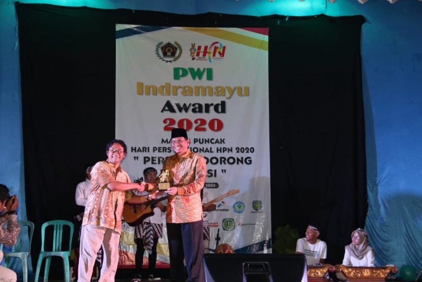 Ketua PWI Indramayu Agung Nugroho menyerahkan penghargaan kepada tokoh inspiratif bidang H. Taufik Hidayat, SH. 