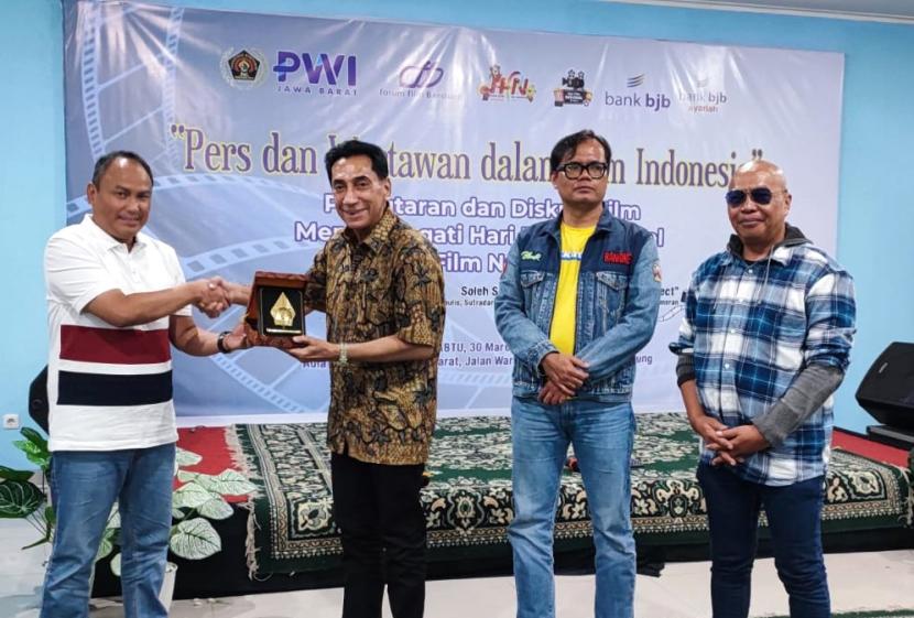 Ketua PWI Jabar Hilman Hidayat (kiri) menyerahkan cinderamata sebagai tanda terima kasih kepada Produser Starvision Plus Ir. Chand Parwez Servia, yang disaksikan oleh aktor penulis yang juga wartawan Soleh Solihun, serta aktor Joe P Project di Aula PWI Jabar, Sabtu (30/3/2024).     