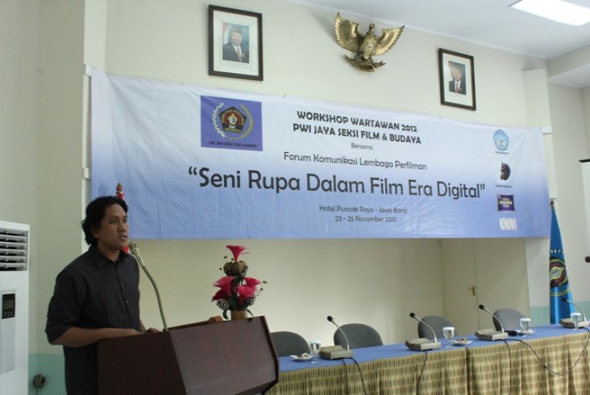 Ketua PWI Jaya Seksi Film dan Budaya, Teguh Imam Suryadi saat membuka Workshop Wartawan 2012 bertajuk 