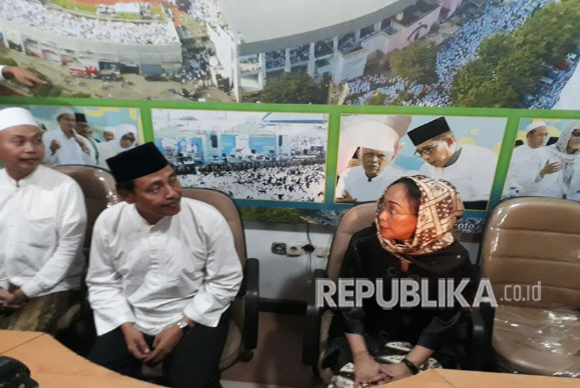 Ketua PWNU Jatim Hasan Mutawakkil Alallah (kedua kiri) dan Sukmawati Soekarnoputri (kedua kanan) menggelar konferensi pers di Kantor PWNU Jatim, Jalan Masjid Al Akbar Timur nomor 9, Gayungan, Surabaya, Rabu (18/4).