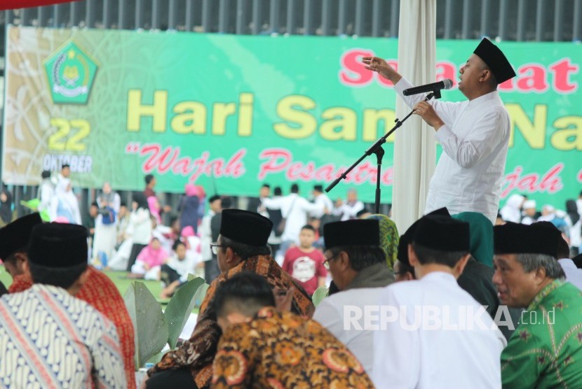Ketua PWNU Jawa Barat Hasan Nuri Hidayatullah menyampaikan sambutan pada peringatan Hari Santri Nasional 2017 Tingkat Jawa Barat, di halaman Masjid Raya Provinsi Jawa Barat, di Alun-alun Kota Bandung, Kamis (26/10).