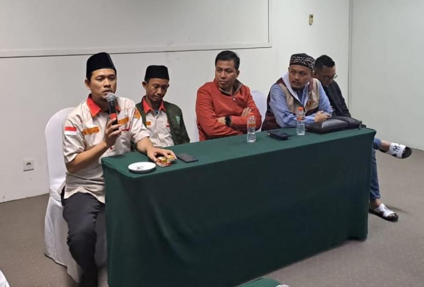 Ketua PWPM Jateng Eko Pujiatmko dan Ketua PWPM Jatim Dikky Shadqomullah mendampingi calon ketua umum PP Pemuda Muhammadiyah M Sukron (tengah).