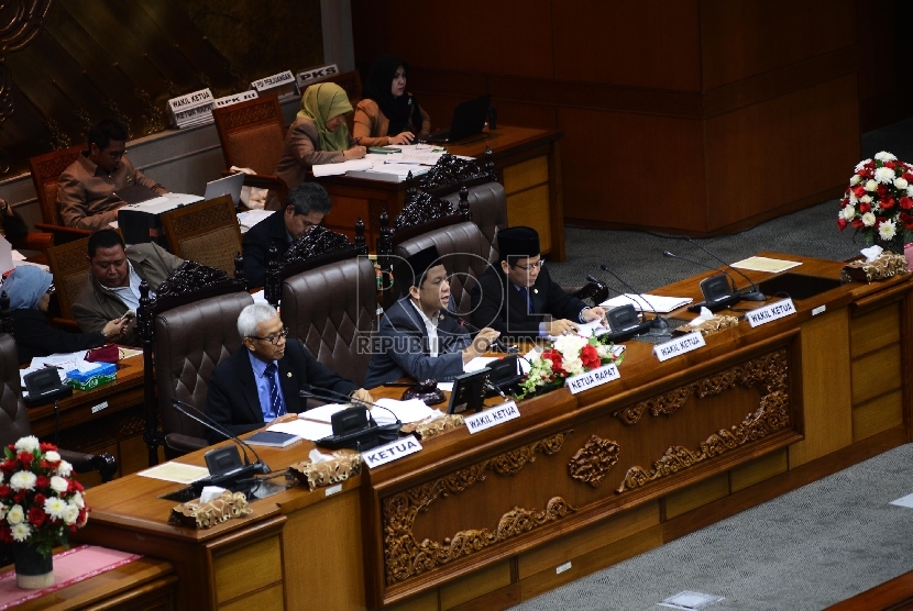 Ketua Rapat Sidang Paripurna, Fahri Hamzah (tengah), Wakil Ketua Rapat Sidang Paripurna, Taufik Kurniawan (kanan), dan Wakil Ketua Rapat Sidang Paripurna, Agus Hermanto (kiri) memimpin Sidang Paripurna Ke-33 di Gedung Nusantara II, Kompleks Parlemen, Jakar