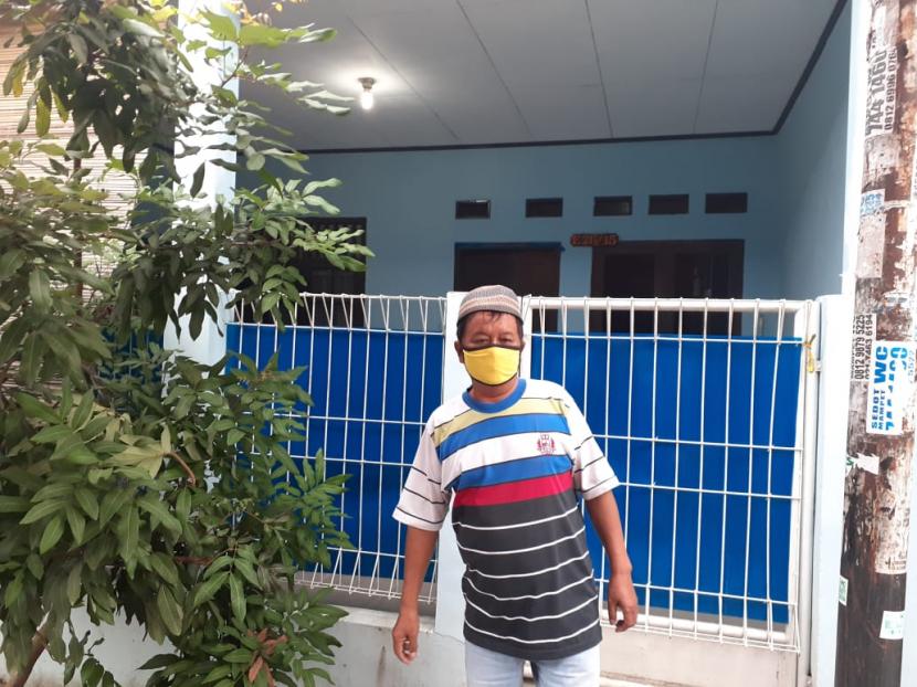 Ketua RT 01/18 Kelurahan Benda Baru, Kecamatan Pamulang, Tangerang Selatan, Agung Nugroho di depan rumah kontrakan Aisyah Allisa, bocah 10 tahun yang kini hidup sebatang kara dan dinyatakan terpapar Covid-19. 