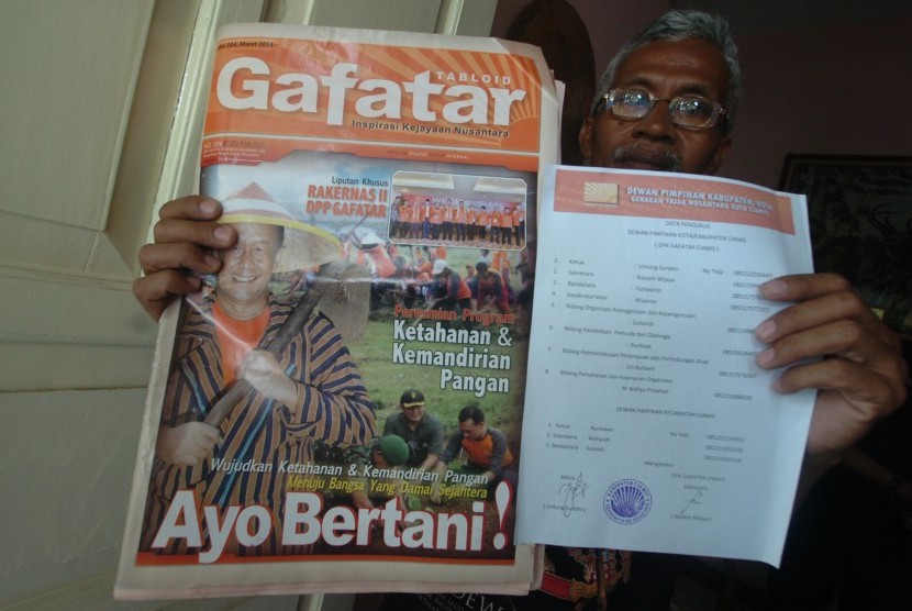 Ketua RT 04/011 Kelurahan Sindangrasa Zaenal Arifin, menunjukan sebuah tabloid Gerakan Fajar Nusantara (Gafatar) di kediamannya Ciamis, Jawa Barat, Kamis (14/1). 