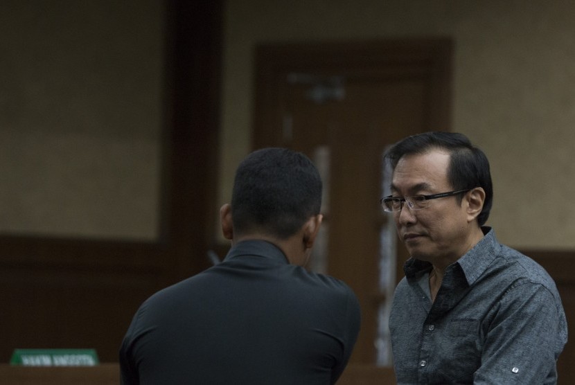 Ketua RT 14/RW 02 Kelurahan Sunter Agung, Paulus Sukiyanto (kanan), menjadi saksi dalam sidang praperadilan Jessica Kumala Wongso di Pengadilan Negeri Pusat, Jakarta, Kamis (25/2). 