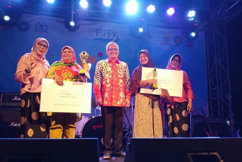 Ketua RW 02, Kelurahan Pasirendah, Kecamatan Ujungberung, Kota Bandung Drs H Eded Tarmedi MA (tengah) bersama para pemenang sejumlah lomba dalam Festival Pasirendah, Kecamatan Ujungberung, Kota Bandung, Ahad (11/11) malam. 