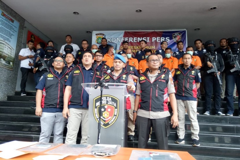Ketua Satgas Antimafia Bola, Brigjen Hendro Pandowo (topi biru) saat memberi keterangan pers terkait dugaan pengaturan skor di Liga 3 antara Persikasi Bekasi dan Perses Sumedang di Mapolda Metro Jaya. 