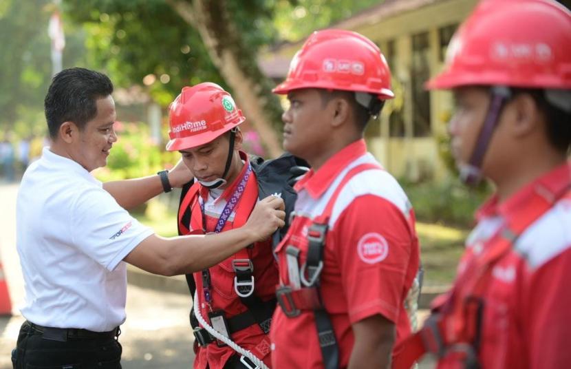 Ketua Satgas KTT AIS Forum 2023 TelkomGroup, Syaifudin secara simbolis menyematkan perlengkapan kerja kepada perwakilan teknisi lapangan yang bertugas dalam pengawalan infrastruktur, jaringan, dan layanan TelkomGroup selama penyelenggaraan KTT, Nusa Dua Bali (6/10/2023).