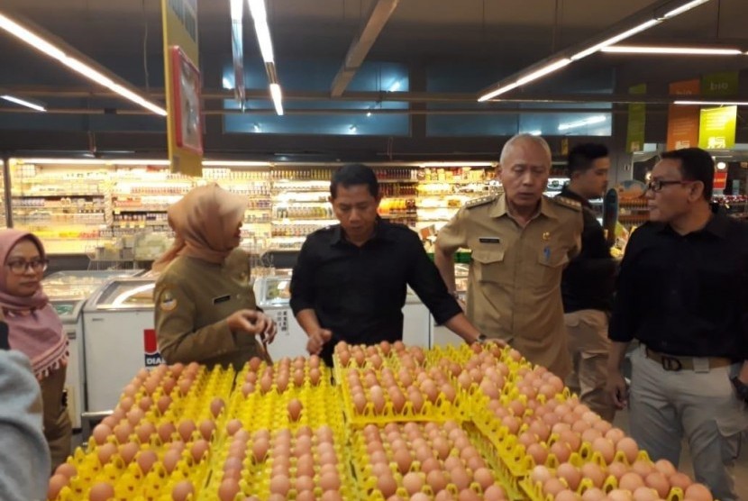 Ketua Satgas Pangan Jabar, Kombes Pol Samudi, SiK, (tengah) saat sidak harga daging dan telur ayam