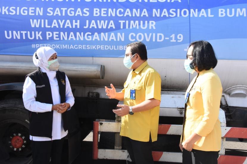 Direktur Utama Petrokimia Gresik Dwi Satriyo Annurogo (tengah) didampingi Direktur Operasi dan Produksi Petrokimia Gresik Digna Jatiningsih (kanan) berbincang dengan Gubernur Jatim Khofifah Indar Parawansa (kiri) saat meninjau bantuan oksigen dari Satgas Tanggap Bencana Nasional BUMN Wilayah Jatim, Jumat (16/7).