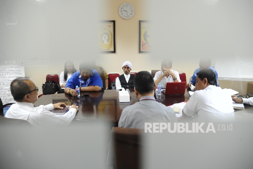 Ketua Satgas Waspada Investasi OJK Tongam L Tobing (kiri) saat meminta keterangan pendiri Pandawa Group Salman Nuryanto (tengah) di kantor Otoritas Jasa Keuangan (OJK), Senin (28\11).