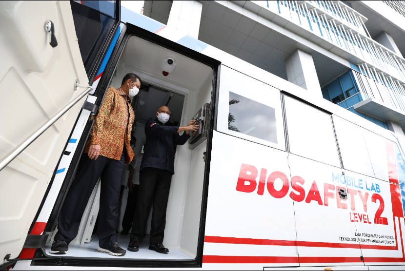 Ketua Satuan Tugas (Satgas) Penanganan COVID-19, Doni Monardo bersama Kepala Badan Pengkajian dan Penerapan Teknologi (BPPT), Hammam Riza melepas keberangkatan mobile laboratorium Biosafety Level 2 atau BSL-2 varian bus di Graha BNPB, Jakarta, Rabu (16/12).