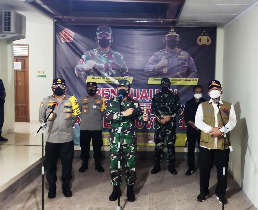 Ketua Satuan Tugas (Satgas) Penanganan Pandemi Covid-19 Letjen TNI Ganip Warsito (Kanan) saat tiba untuk melakukan peninjauan RS Lapangan Bambanglipuro, Bantul, Yogyakarta, Sabtu (24/7). Tempat ini diperuntukan bagi warga sebagai tempat isolasi mandiri terpusat.