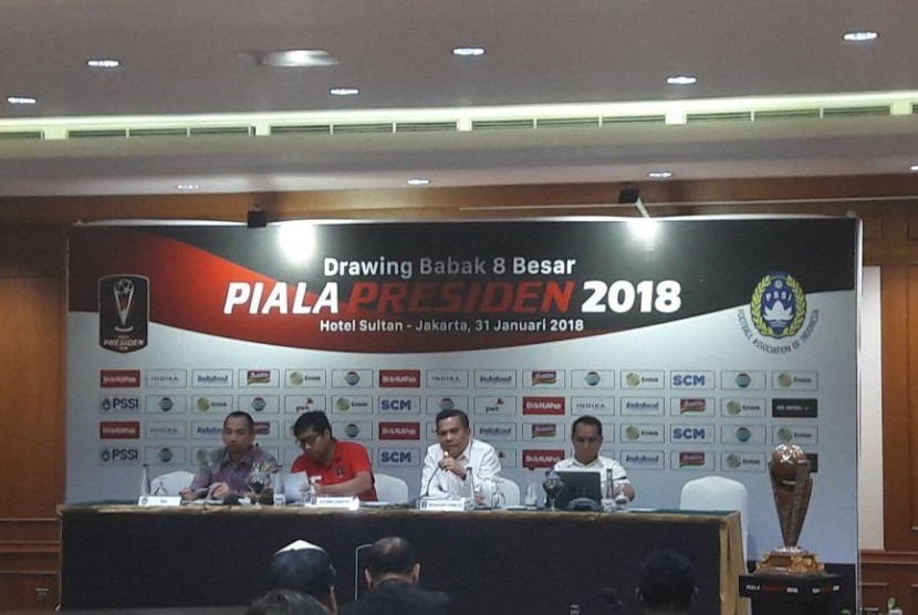Ketua SC Piala Presiden Maruarar Sirat (kedua dari kiri) dan Ketua Penyelenggara Berlinton Siahaan (ketiga dari kiri) saat Pengundian Babak Perempat Final Piala Presiden 2018, Rabu (31/1)
