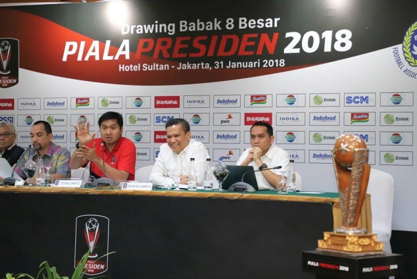 Ketua SC Piala Presiden Maruarar Sirat (kedua dari kiri) dan Ketua Penyelenggara Berlinton Siahaan (ketiga dari kiri) saat Pengundian Babak Perempat Final Piala Presiden 2018, Rabu (31/1) 