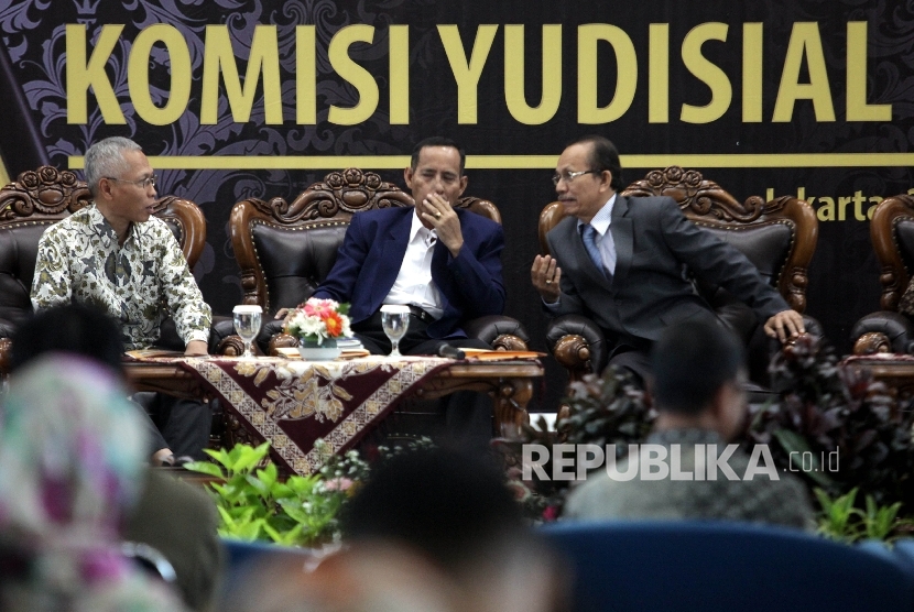Ketua Sementara Komisi Yudisial (KY) Maradaman Harahap (kanan) berbincang bersama Komisioner Joko Sasmito (tengah) dan Sumartoyo (kiri).