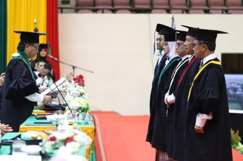 Ketua Senat Akademik USK, Prof Dr Ir Abubakar, M.S, mengukuhkan lima profesor baru USK yang berlangsung di gedung AAC Dayan Dawood, Banda Aceh, Selasa (24/10/2023). 