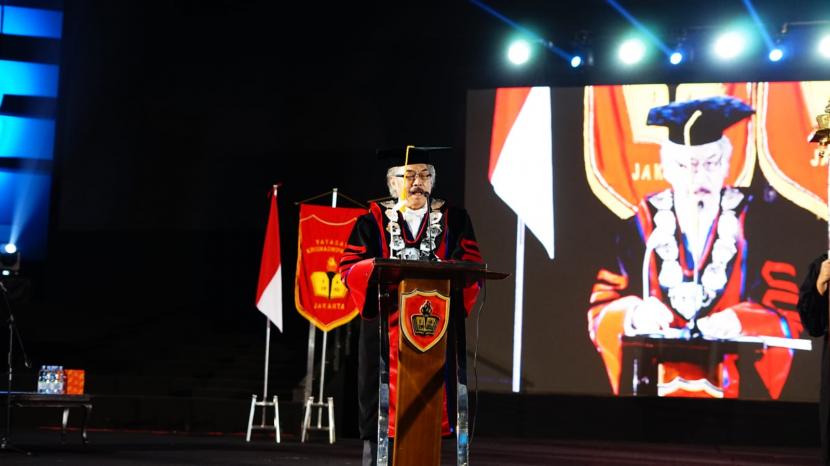 Ketua Senat Universitas Krisnadwipayana (Unkris) Prof Gayus Lumbuun memberikan sambutan dalam acara wisuda Unkris, Rabu (7/6/2023). 