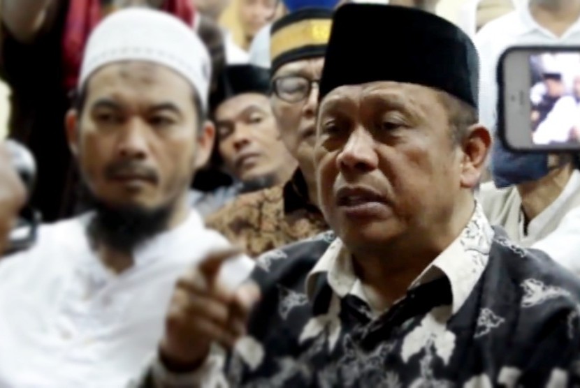Ketua Serikat Pekerja Muslim Indonesia, Eggi Sudjana (kanan)