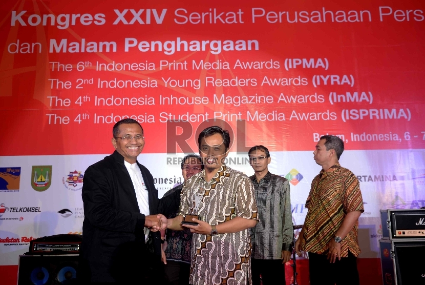 Ketua Serikat Perusahaan Pers (SPS) Dahlan Iskan menyerahkan tropi kepada Kabag Infografis Republika Muhamad Ali Imron untuk gold winner hBest of National Newspaper IPMA 2015 untuk Republika di sela gelaran Hari Pers Nasional di Batam, Sabtu (7/2).