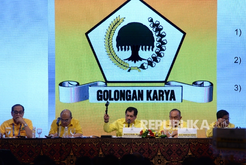 Ketua Sidang Nurdin Halid (tengah dan Ketua Umum Partai Golkar Aburizal Bakrie (dua kanan) saat Paripurna Musyawarah Nasional Luar Biasa (Munaslub) Partai Golkar 2016 di Nusa Dua, Bali, Ahad (15/5).  (Republika/ Yasin Habibi)