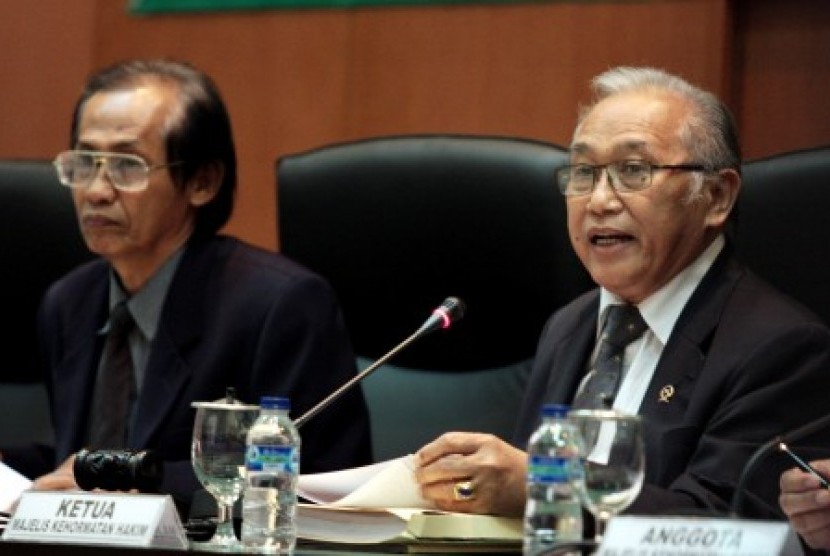 Hakim Agung Artidjo Alkostar (kiri) saat Sidang Etik Majelis Kehormatan Hakim (MKH) terhadap mantan Hakim Agung Achmad Yamanie di Mahkamah Agung (MA), Jakarta, Senin (10/12).