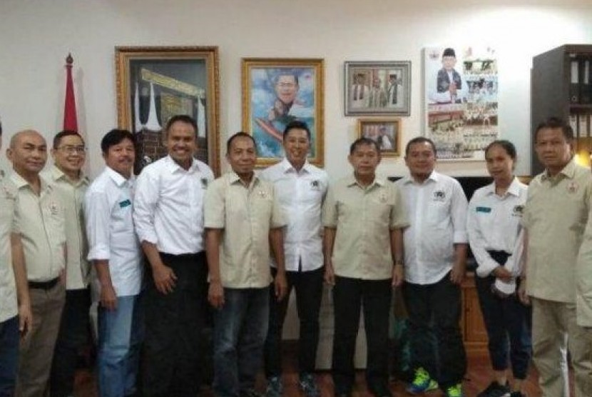Ketua Siwo PWI Jaya Agus Suanto (kelima kanan) saat ramah tamah dengan Ketua KONI DKI Jaya Djamhuron P Wibowo (keempat kanan), DhjaKamis (11/7).