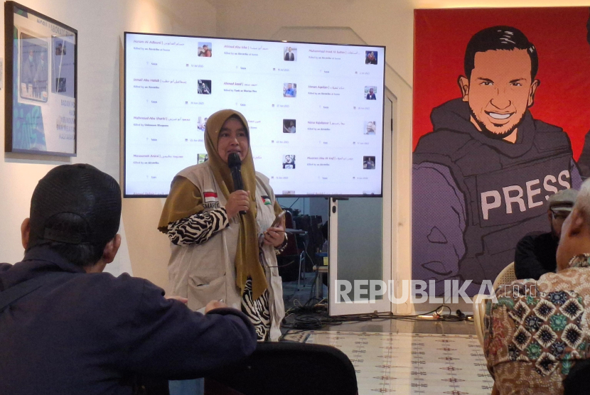 Ketua Solidarity of Muslim for Al Quds Resist 171 (SMART 171), Maimon Herawati dalam Diskusi dan Konferensi Pers yang digelar Komite Pengarah Aliansi Rakyat Indonesia Bela Palestina (ARI-BP), Kamis (13/8/2025) 
