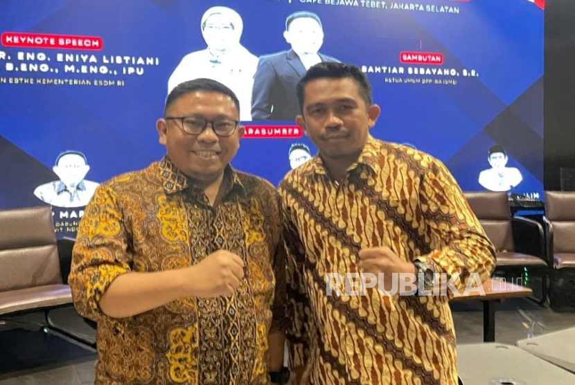 Ketua SPKS, Sabarudin (kanan) bersama Ketua Umum IKA ISMEI, Ahmad Bahtiar Sebayang saat Independence Energy Forum.