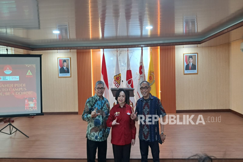 Ketua Srikandi PPDI  Nunun Daradjatun, Rektor Universitas Jayabaya Fauzi Hasibuan (Kiri) dan Ketua Yayasan Universitas Jayabaya Moestar Putra Jaya (kanan)