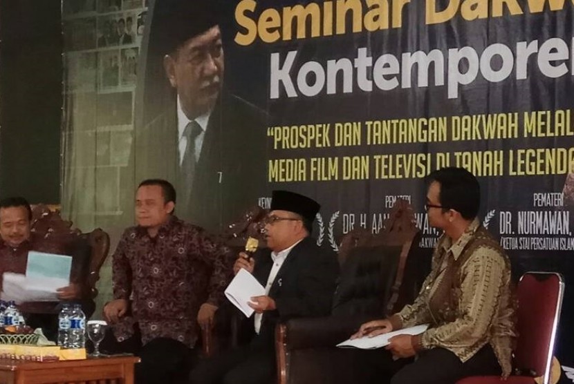  Ketua STAIPI Bandung Dr Nurmawan  (kedua dari kanan) berbicara dalam Seminar Dakwah Kontemporer.  