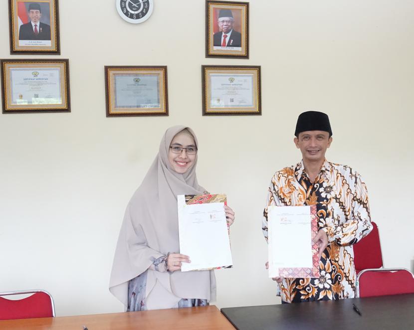 Ketua STEI SEBI Sigit Pramono  PhD CA CPA (kanan) dan Pimpinan Pesantren Maskanul Huffadz Ustadzah Dr  Oki Setiana Dewi  Shum  MPd seusai  meneken MoU antara kedua belah pihak, Kamis (24/2).