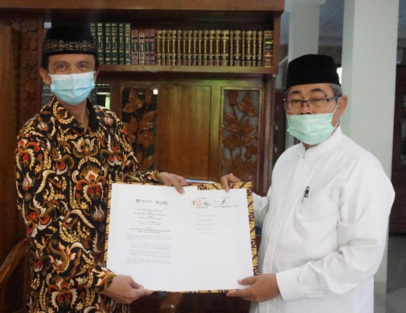 Ketua STEI SEBI, Sigit Pramono  PhD  (kiri) dan Ketua Umum Ikadi Prof  Dr Ahmad Satori Ismail MA seusai menandatangani nota kesepahaman (MoU) kerja sama pengenbangan SDM ekonomi syariah di Bekasi, Rabu (1/9).